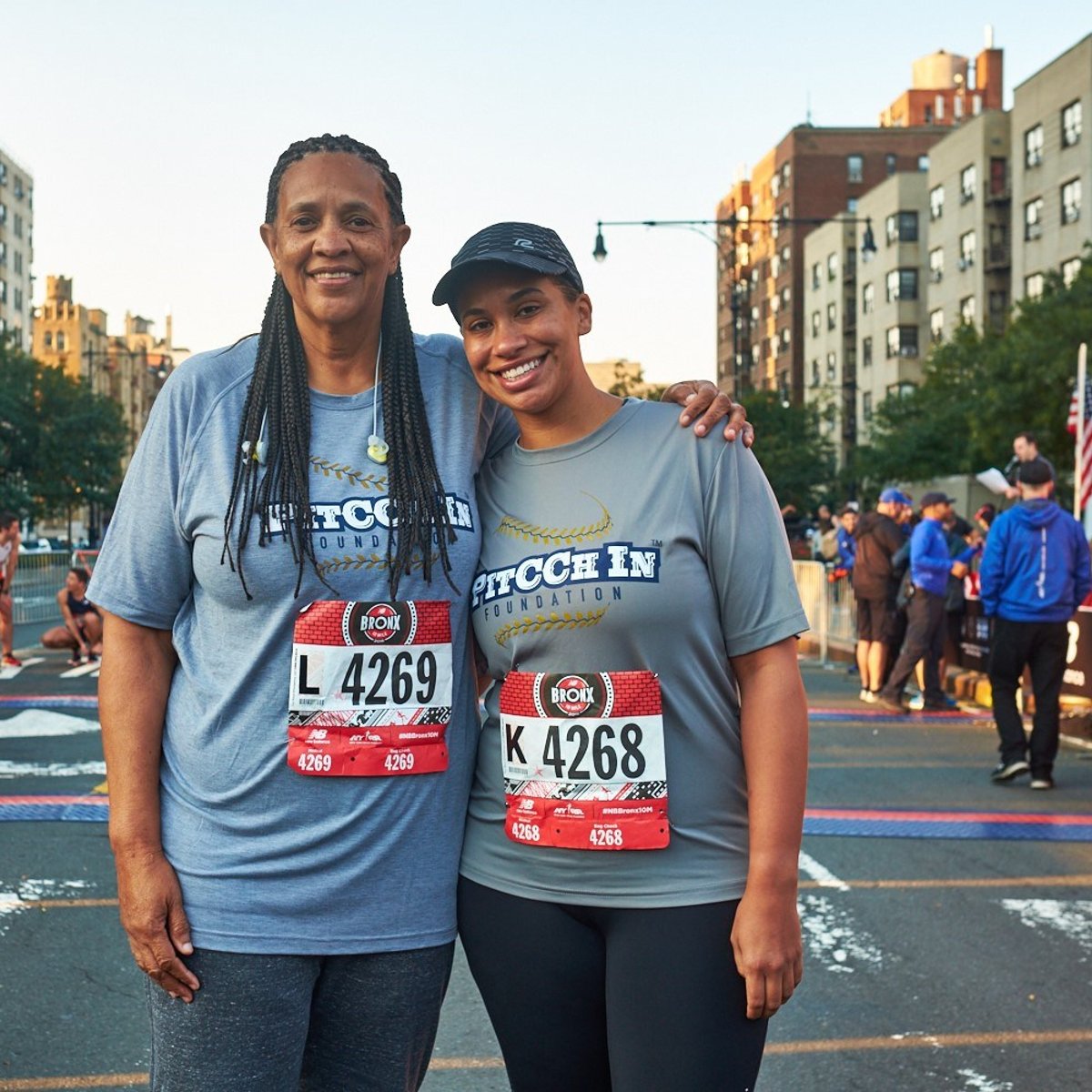 Amber and Margie Sabathia at the starting line