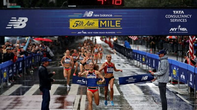 Jenny Simpson wins the 2018 New Balance 5th Avenue Mile