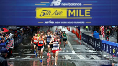 The finishing stretch of the pro men's race at the 2018 New Balance 5th Avenue Mile
