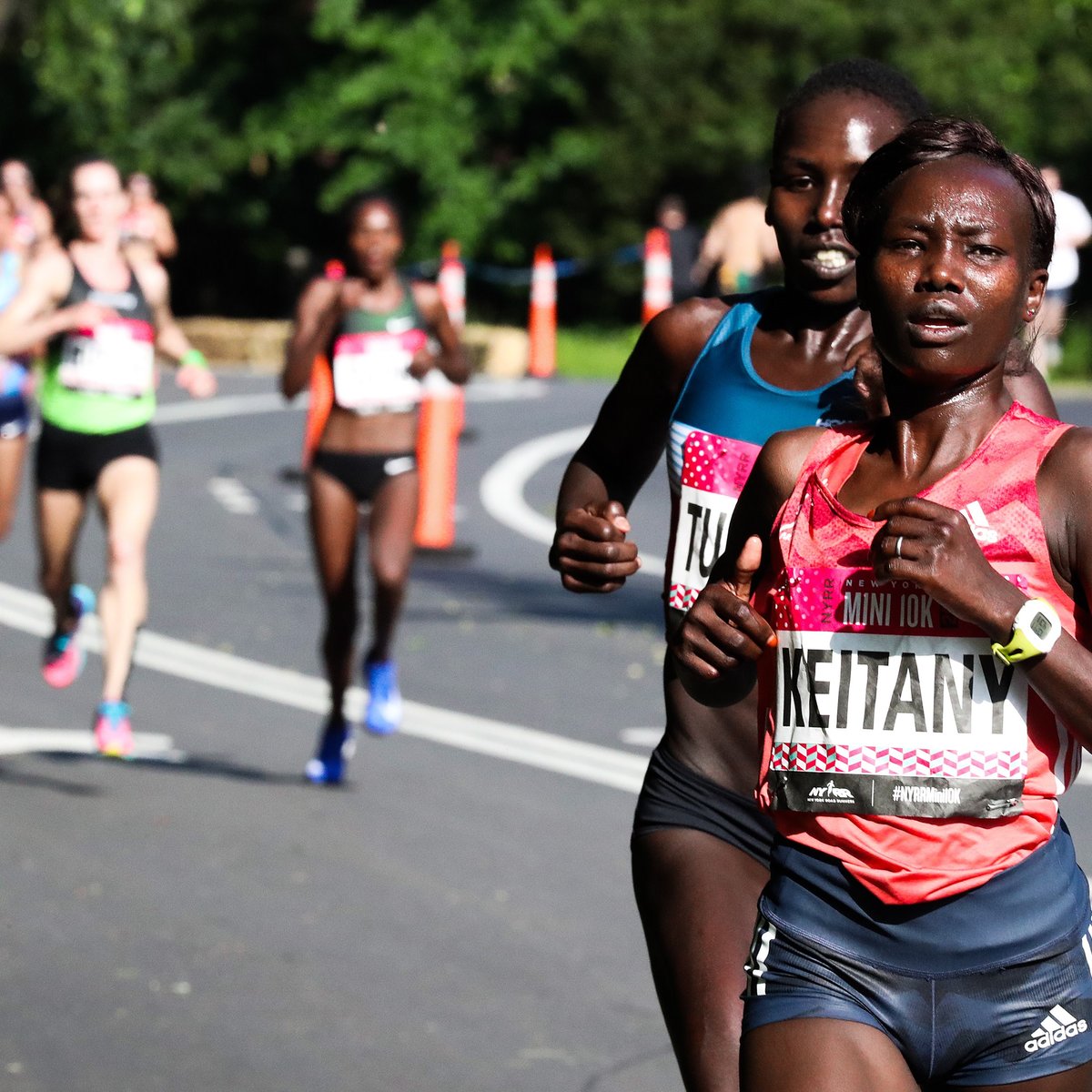 Mary Keitany pushes past Aliphine Tuliamuk