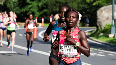 Mary Keitany pushes past Aliphine Tuliamuk