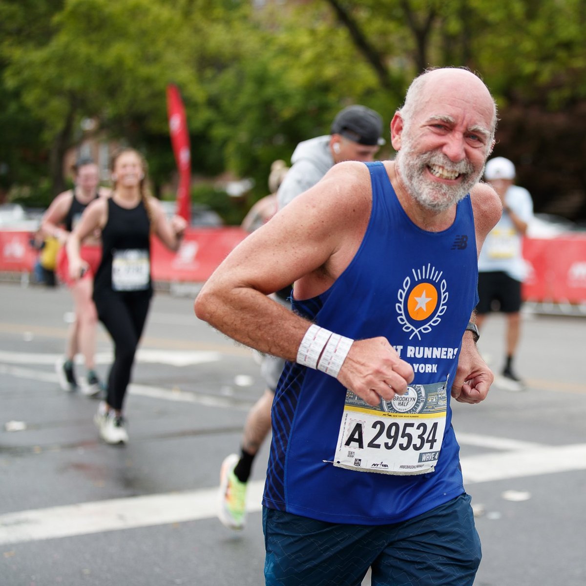 A runner in a Front Runners New York singlet at the RBC Brooklyn Half