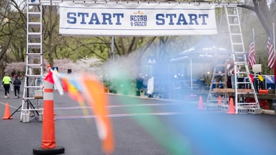 Runners at the Retro 4-Miler