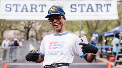 Runners at the Retro 4-Miler