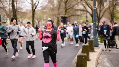 Runners at the Retro 4-Miler