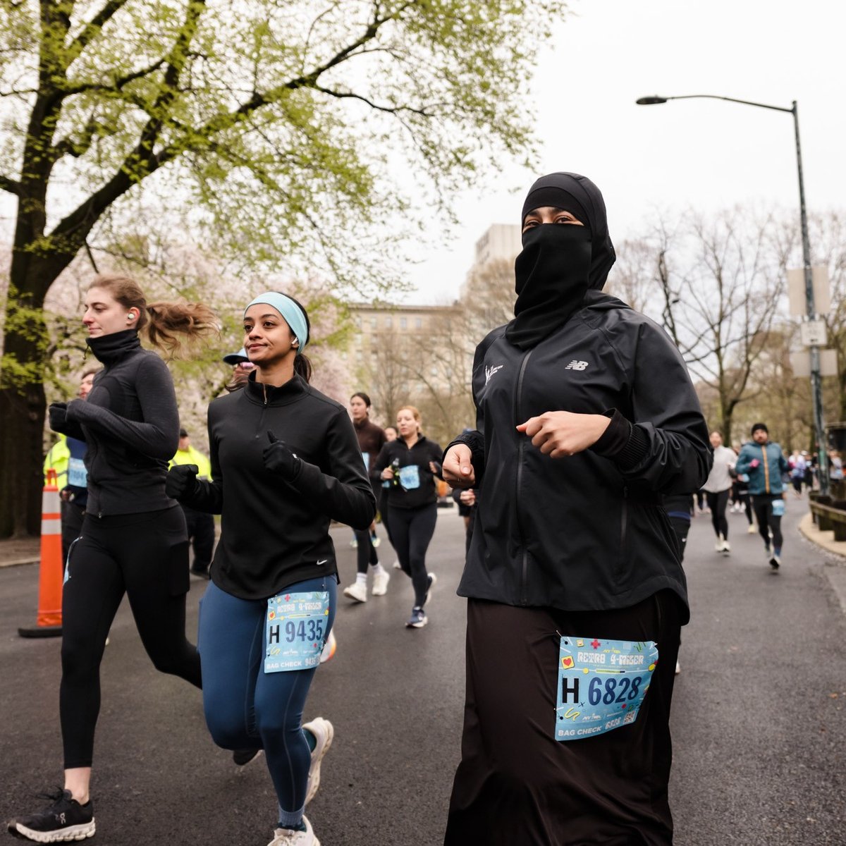 Runners at the Retro 4-Miler