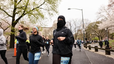 Runners at the Retro 4-Miler