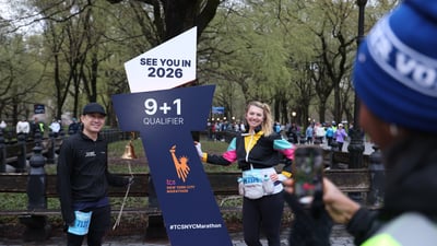 Runners at the Retro 4-Miler