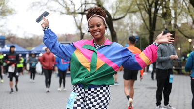 Runners at the Retro 4-Miler