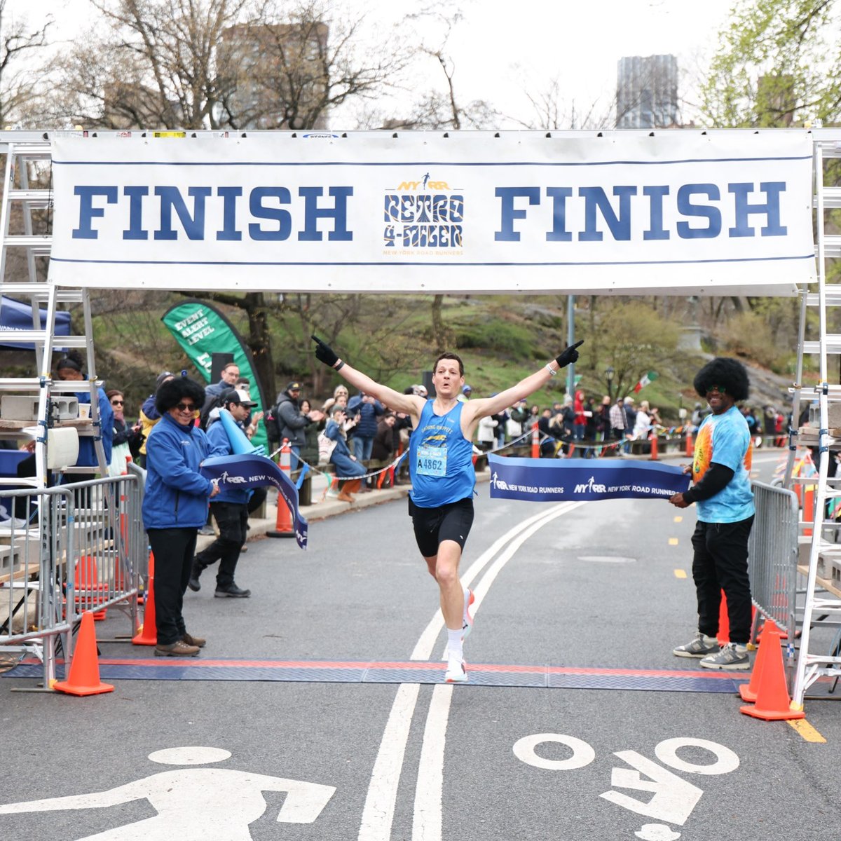 Runners at the Retro 4-Miler