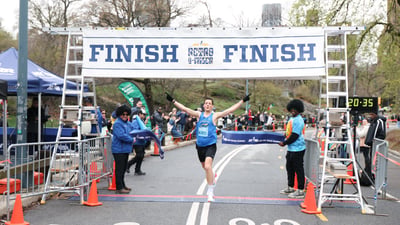 Runners at the Retro 4-Miler