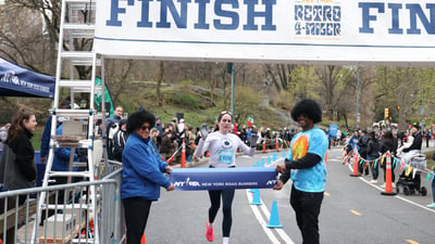 Runners at the Retro 4-Miler