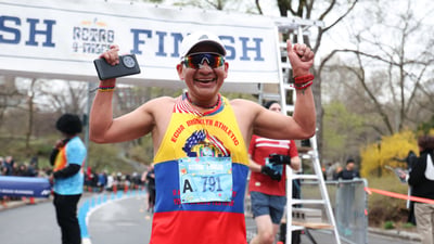Runners at the Retro 4-Miler