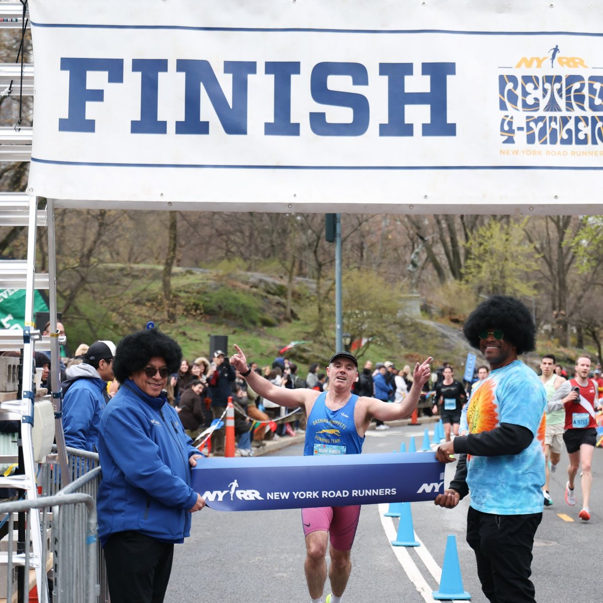 Runners at the Retro 4-Miler