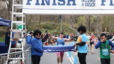 Runners at the Retro 4-Miler