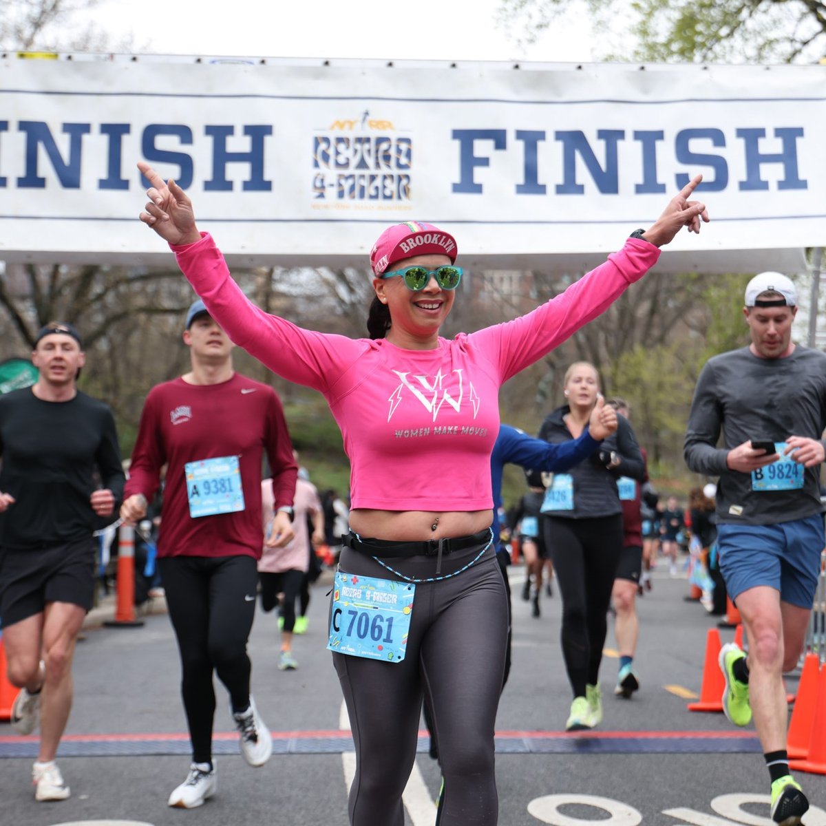 Runners at the Retro 4-Miler