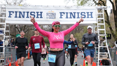 Runners at the Retro 4-Miler