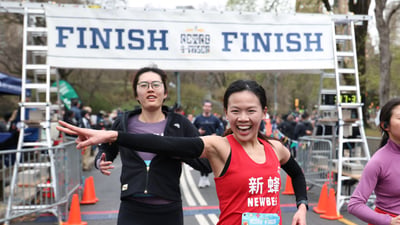 Runners at the Retro 4-Miler