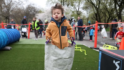 Runners at the Retro 4-Miler