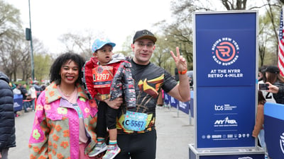 Runners at the Retro 4-Miler