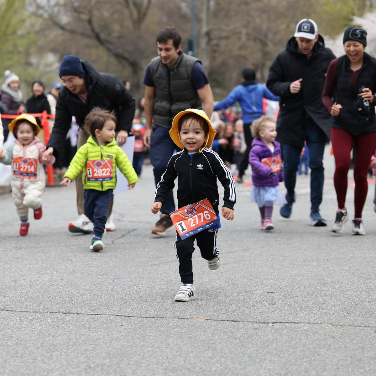 Runners at the Retro 4-Miler