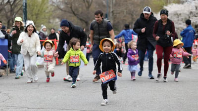 Runners at the Retro 4-Miler
