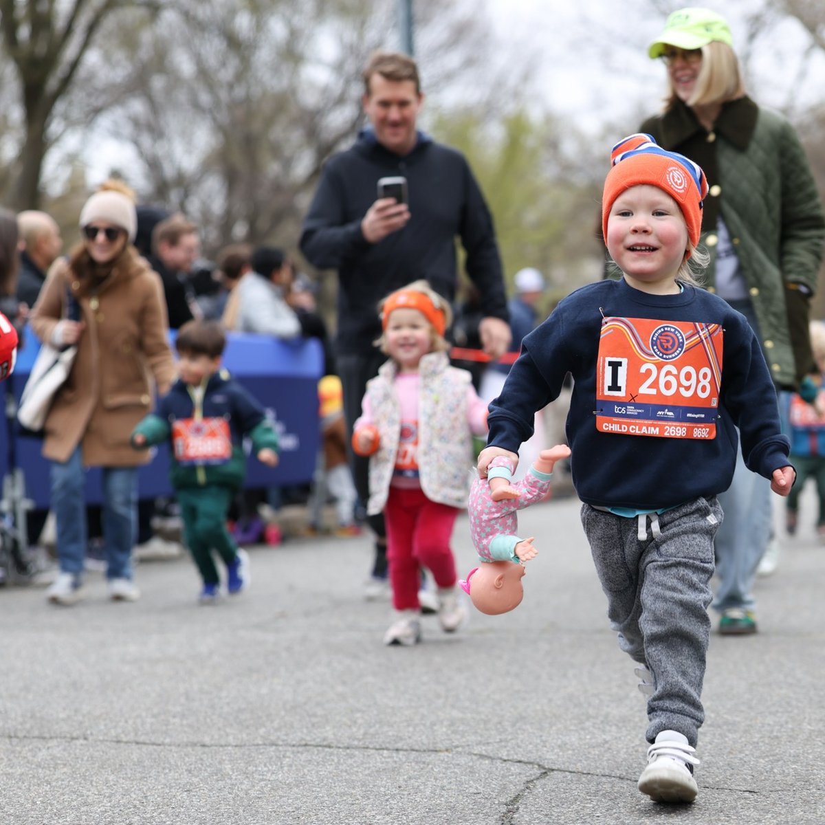 Runners at the Retro 4-Miler