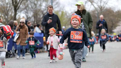 Runners at the Retro 4-Miler