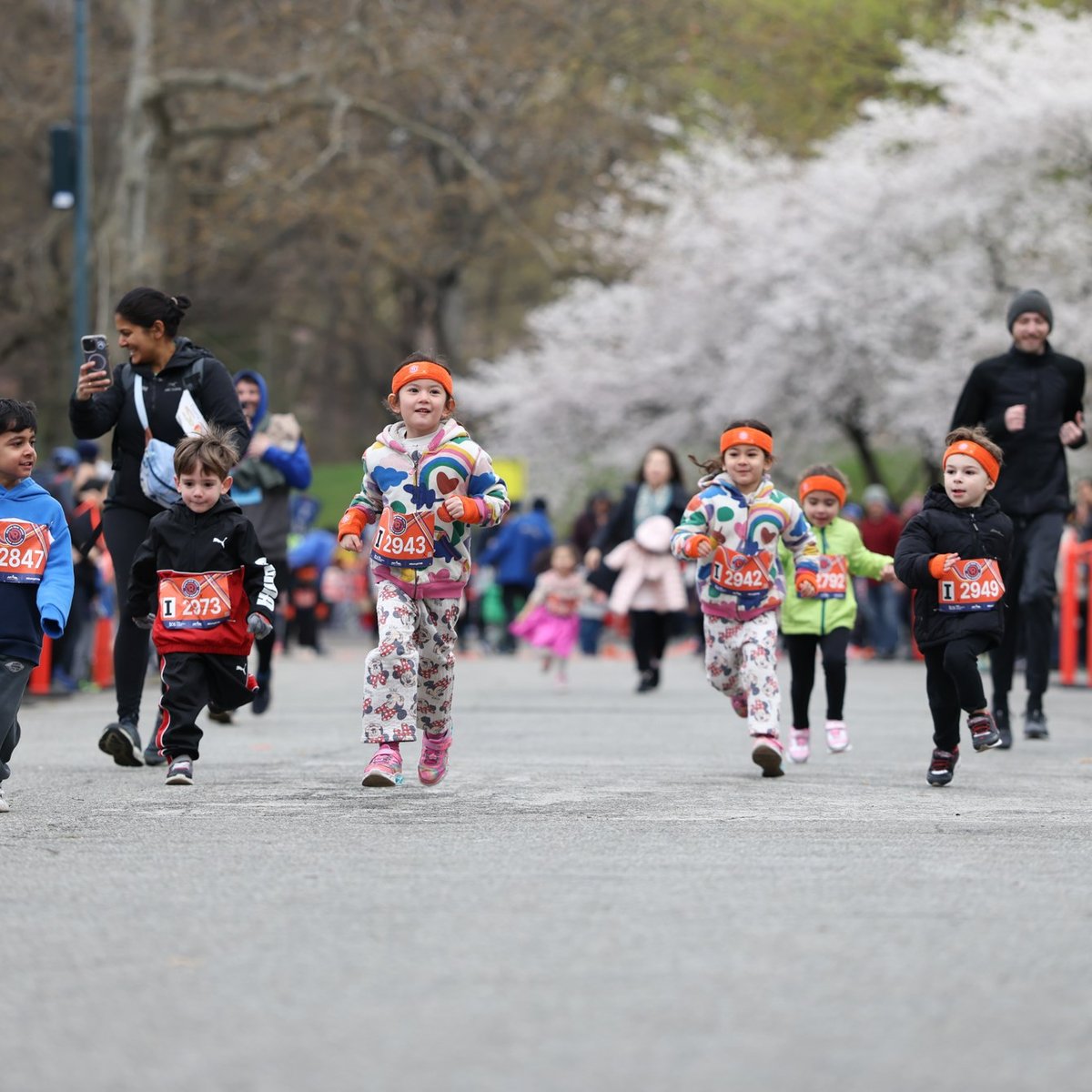 Runners at the Retro 4-Miler