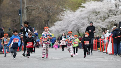 Runners at the Retro 4-Miler