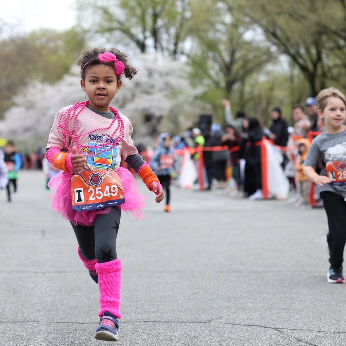 Runners at the Retro 4-Miler