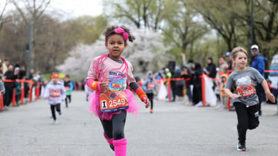 Runners at the Retro 4-Miler