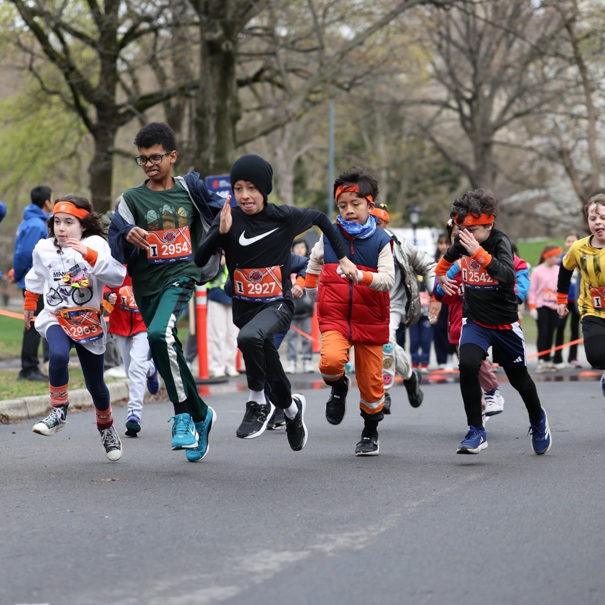 Runners at the Retro 4-Miler