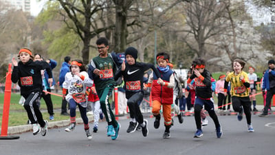 Runners at the Retro 4-Miler