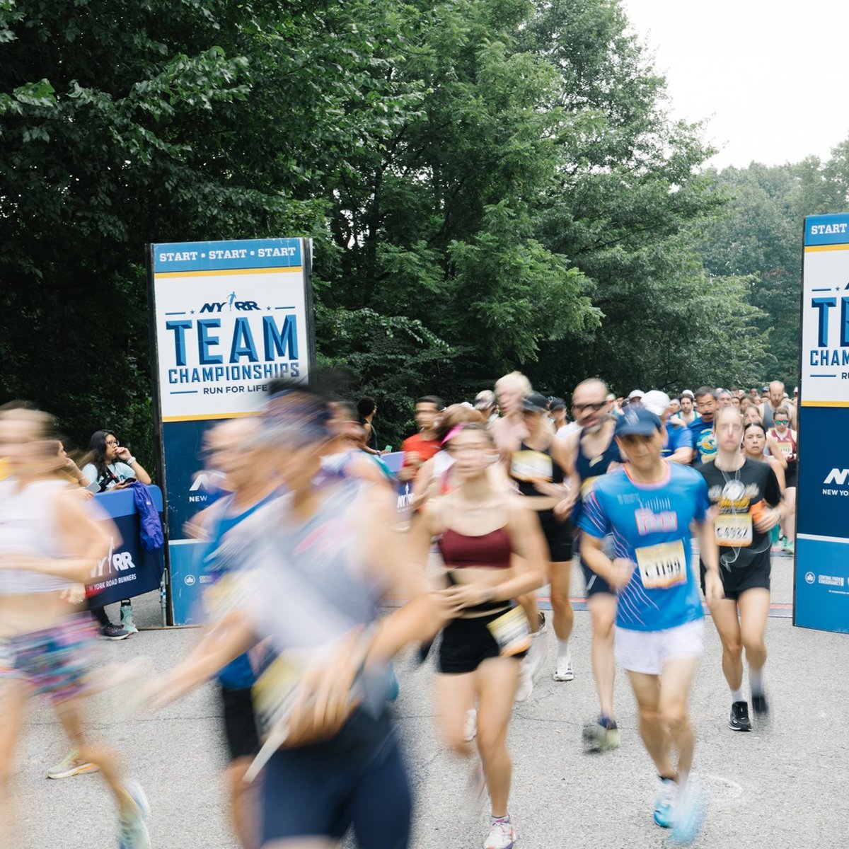 Blurry runners starting the race