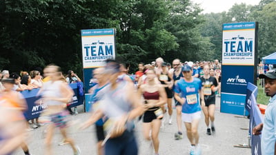 Blurry runners starting the race