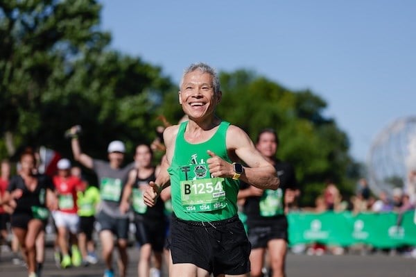 Close up of runner on the Citizens Queens 10K course