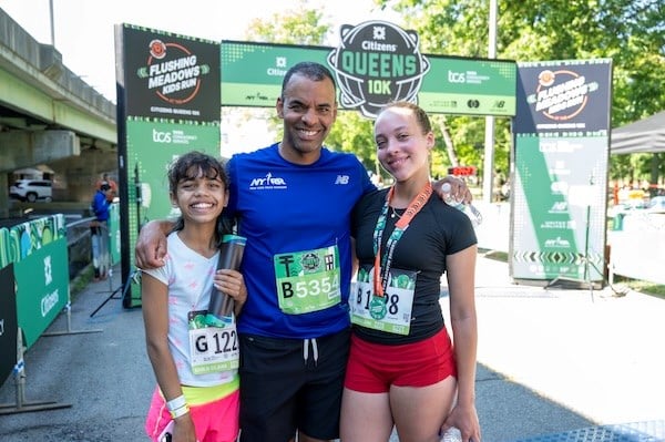 Rob Simmelkjaer with his daughters at the 2024 Citizens Queens 10K