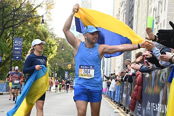 Runner with Ukrainian flag at 2021 TCS NYC Marathon