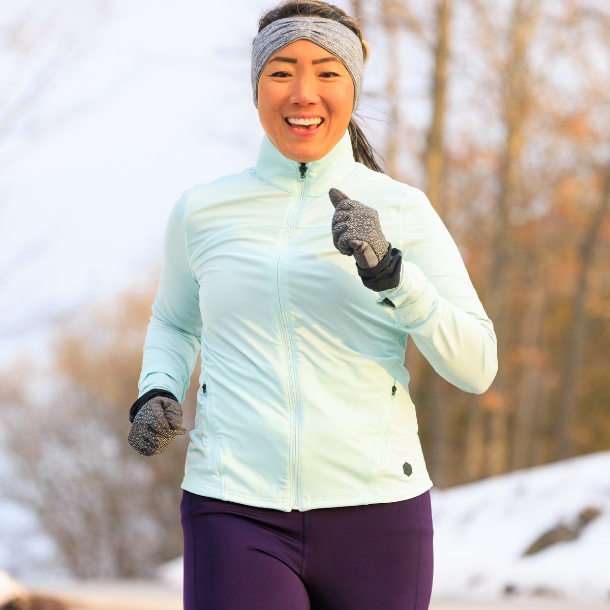 Carolyn Su running in snowy landscape