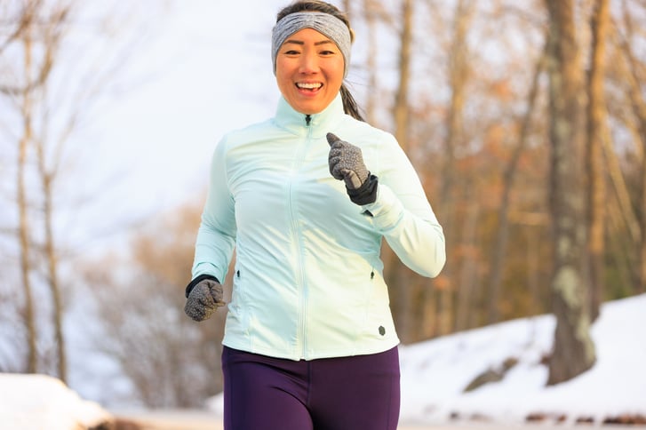 Carolyn Su running in snowy landscape