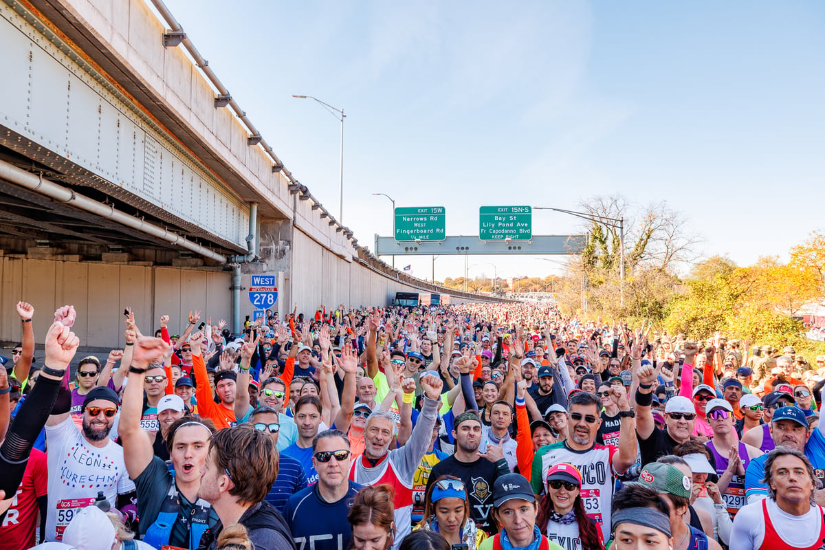 2024 TCS NYC Marathon group of runners at start on Verrazzano Bridge