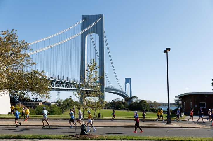 Landscape view of runners in 2023 NYRR Staten Island Half with Verrazzano-Narrows Bridge in background