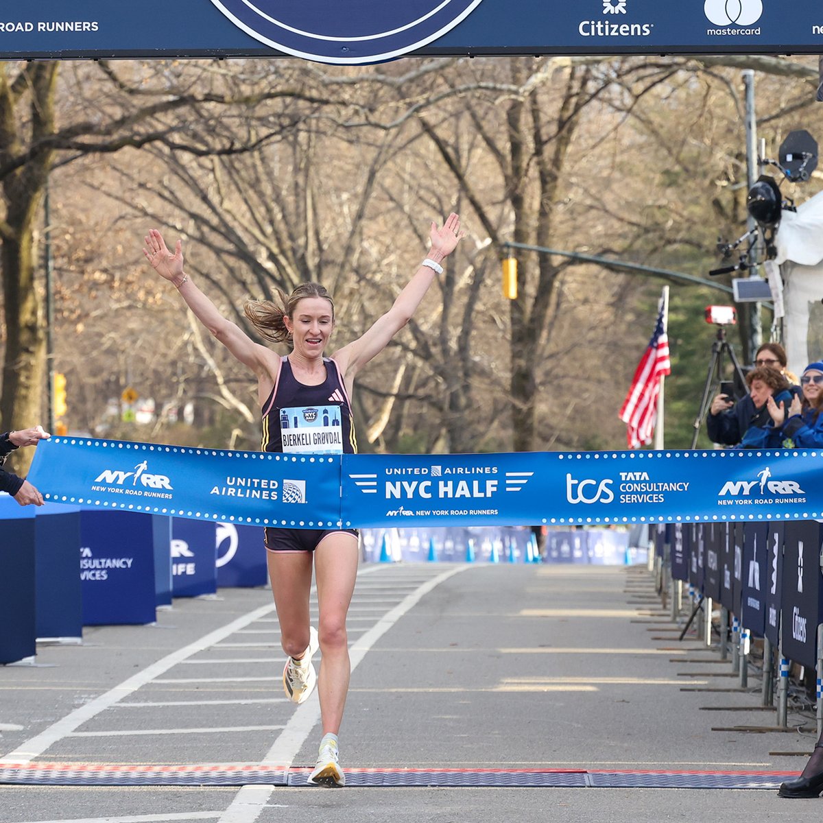 Karoline Bjerkeli Grovdal winning 2024 UA NYC Half