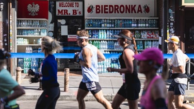 Runners in front of Mr. Bs