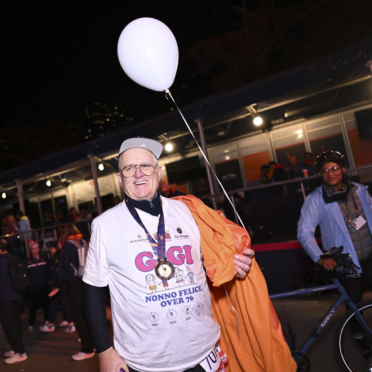 A final finisher with his medal and a ballon