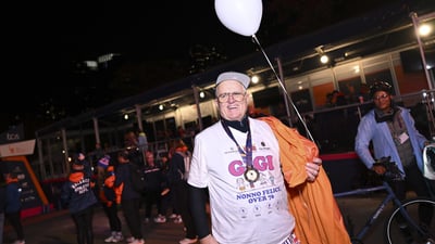 A final finisher with his medal and a ballon