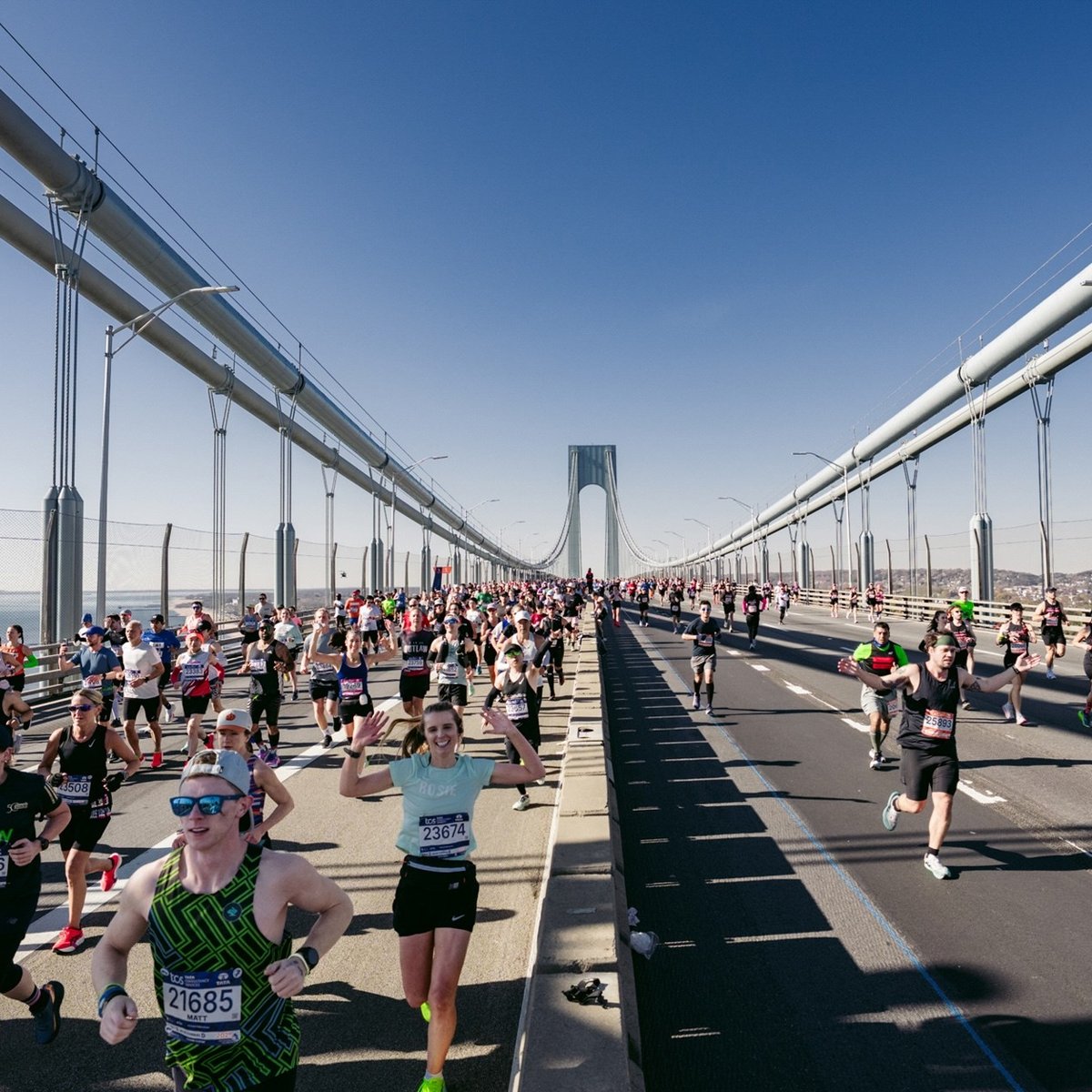 Marathon runners on the Verrazzano-Narrows Bridge