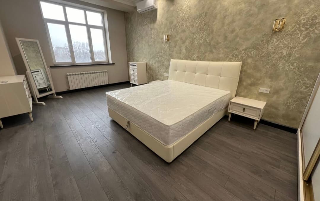 Кровать двуспальная 1,8