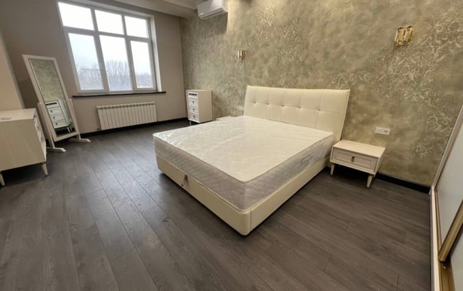 Кровать двуспальная 1,8